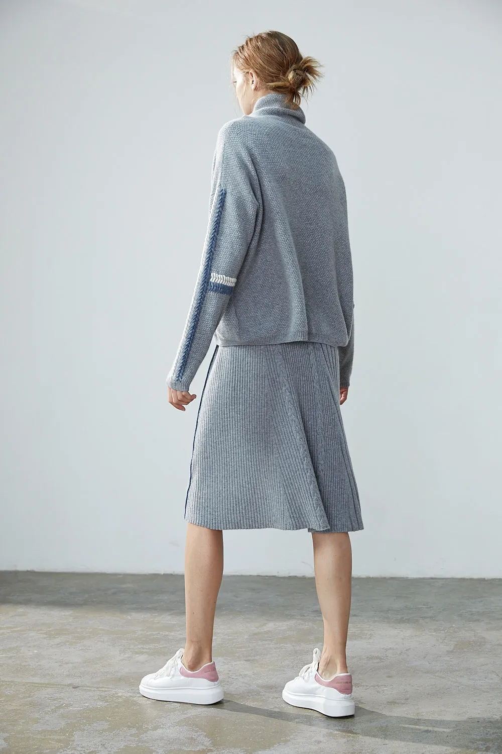 Casual woman's pullover / A-shaped cashmere skirt