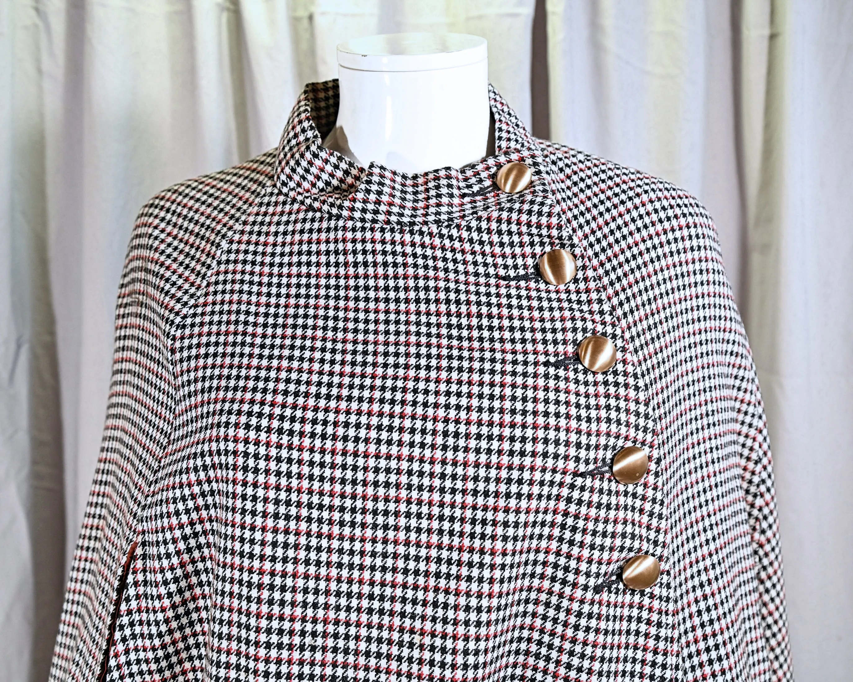 SOLD Vintage 60s MOD Houndstooth Cape   Pockets S/M